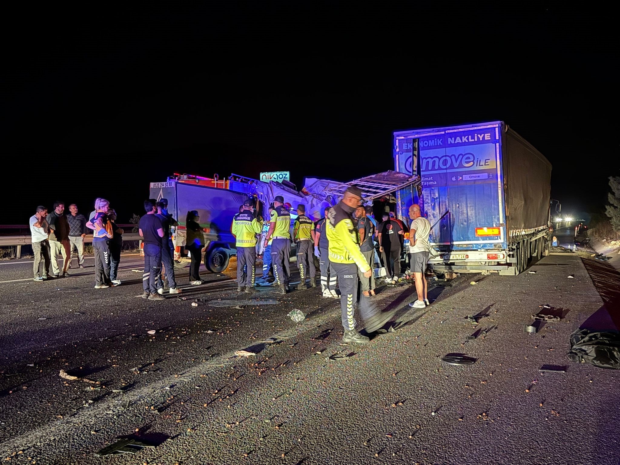 mersinde iscileri tasiyan minibus tira carpti ekipler seferber oldu 3 olu 16 yarali 5 cHjT3kS6
