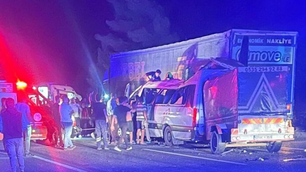 mersinde iscileri tasiyan minibus tira carpti ekipler seferber oldu 3 olu 16 yarali rzknTHUH