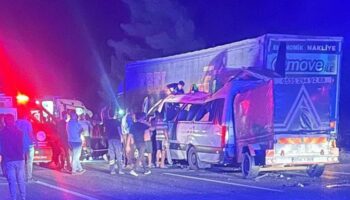 mersinde iscileri tasiyan minibus tira carpti ekipler seferber oldu 3 olu 16 yarali rzknTHUH