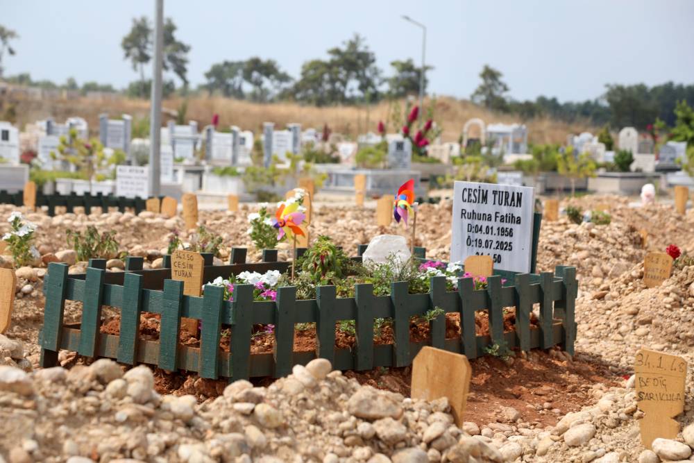 mezarligin ruzgar gulleri ve bayraklarla suslediler 4 PSaQqN1l