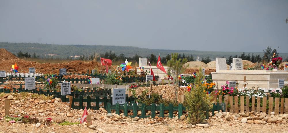 mezarligin ruzgar gulleri ve bayraklarla suslediler 6 2QRyiUXD