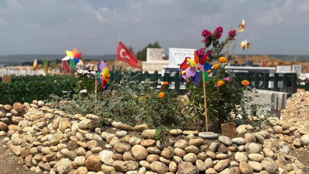 mezarligin ruzgar gulleri ve bayraklarla suslediler KmeWFvtw