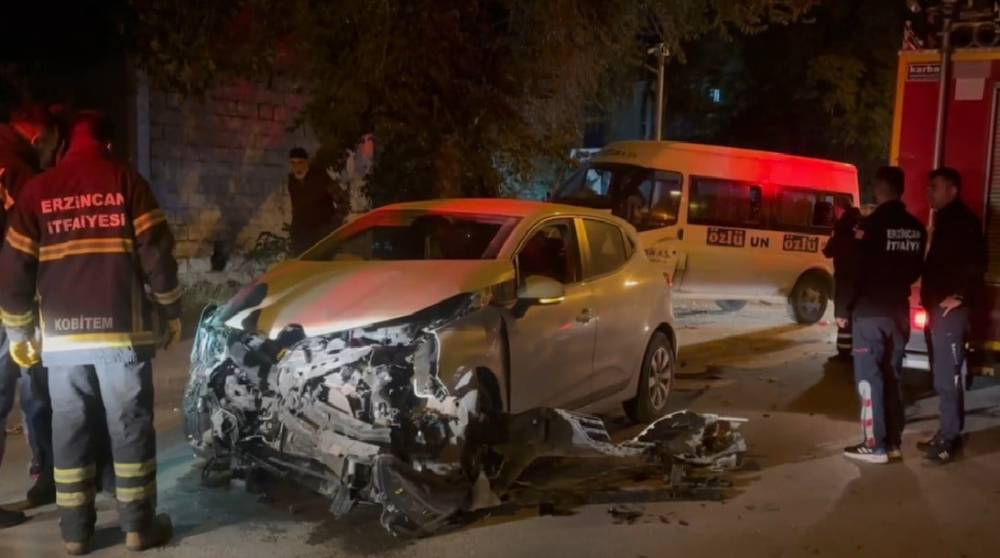 Minibüs ile otomobil çarpıştı! Araçlar hurdaya döndü 1 minibus ile otomobil carpisti araclar hurdaya dondu 0 5GGw1rXi