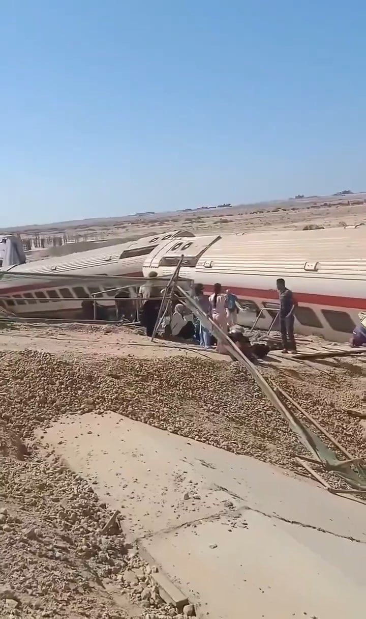 misirda 7 vagonlu tren raydan cikti cok sayida olu ve yaralilar var 0 KwRaZ1AK