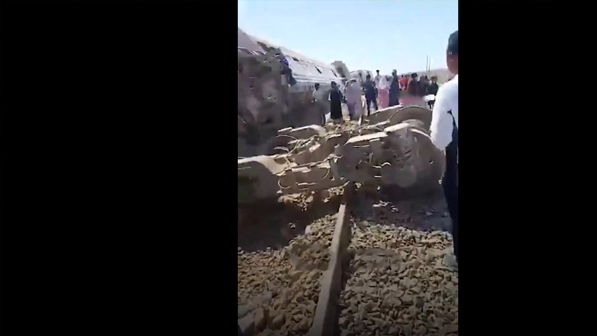 misirda 7 vagonlu tren raydan cikti cok sayida olu ve yaralilar var 1 QPjF1eeS