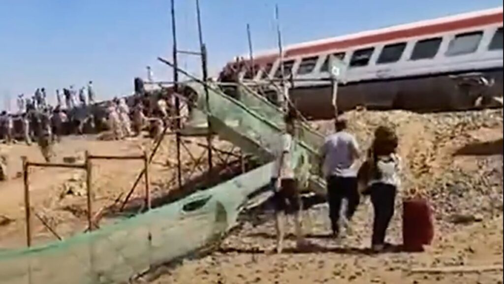 misirda 7 vagonlu tren raydan cikti cok sayida olu ve yaralilar var NlyGyHnr