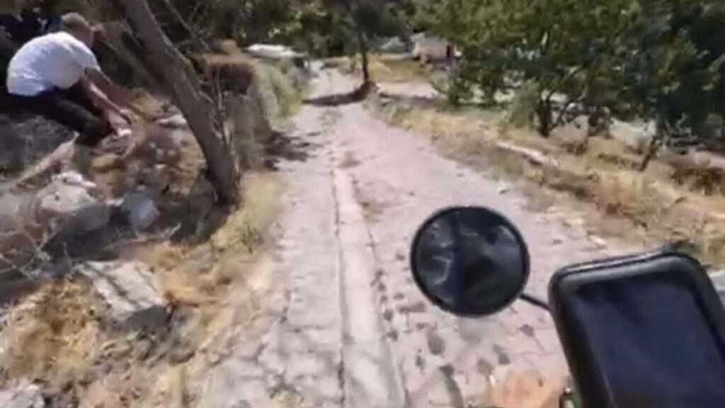 motosikletli gezgini tasla kovaladilar k4a4TIeb