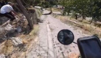 motosikletli gezgini tasla kovaladilar k4a4TIeb