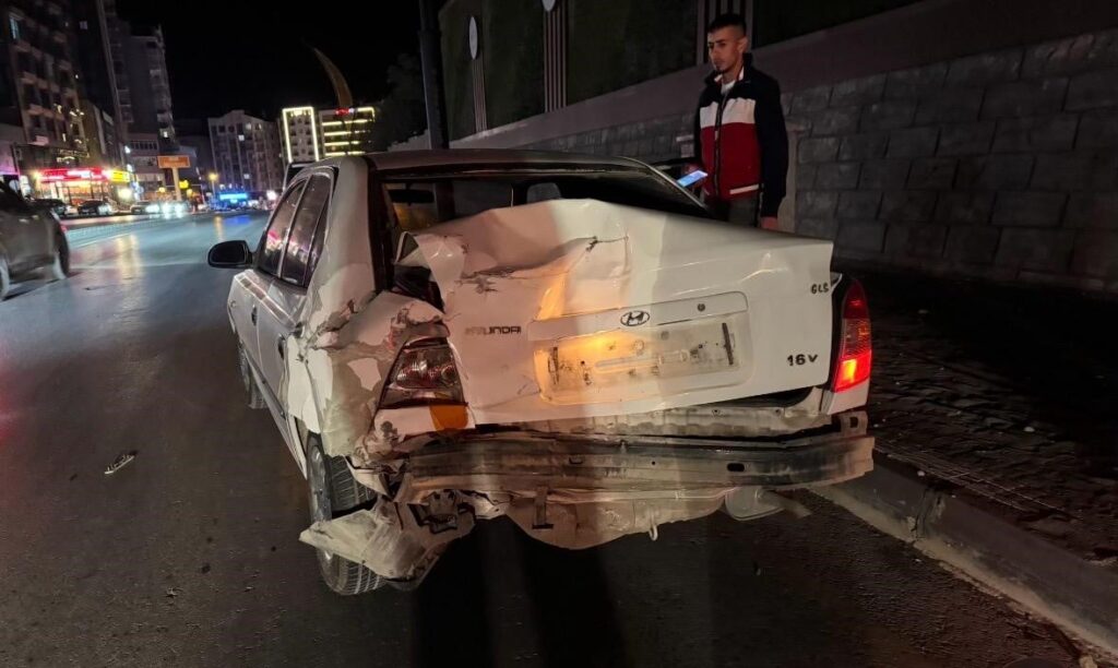 nigde bor otoyolunda midibus otomobile arkadan carpti 1 yarali leXW6AqS