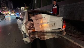 nigde bor otoyolunda midibus otomobile arkadan carpti 1 yarali leXW6AqS