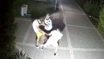 ogluyla kavga eden cocugu darbetti a8XP1TfZ