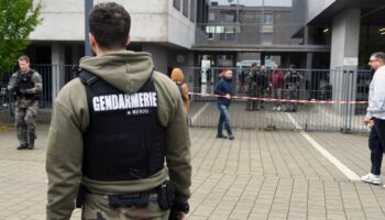 ogretmenini bicakladiktan sonra intihar eden 14 yasindaki ogrenci hayatini kaybetti tN26pWvg