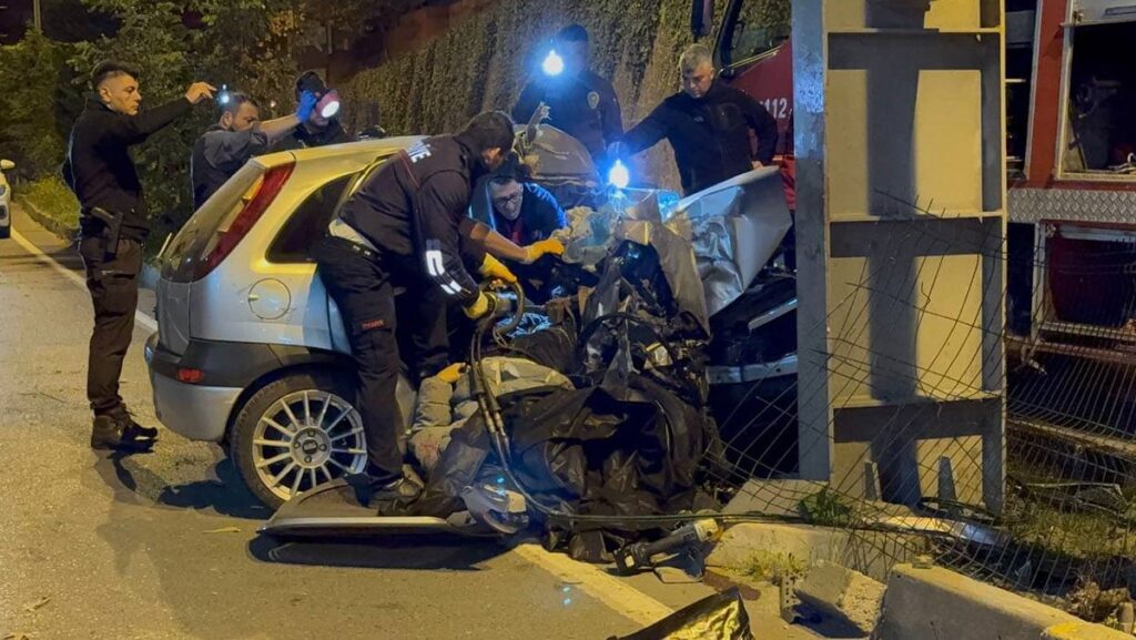 otomobil ust gecit ayagina carpti enkaza dondu 5q2ARa1p