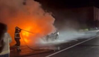 otomobil yol ortasinda alev topuna dondu Y2WVpN4V