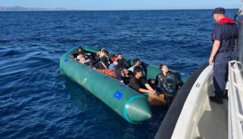 sahil guvenlikten operasyon lastik botta 10u cocuk 24 gocmen yDQKgnlz