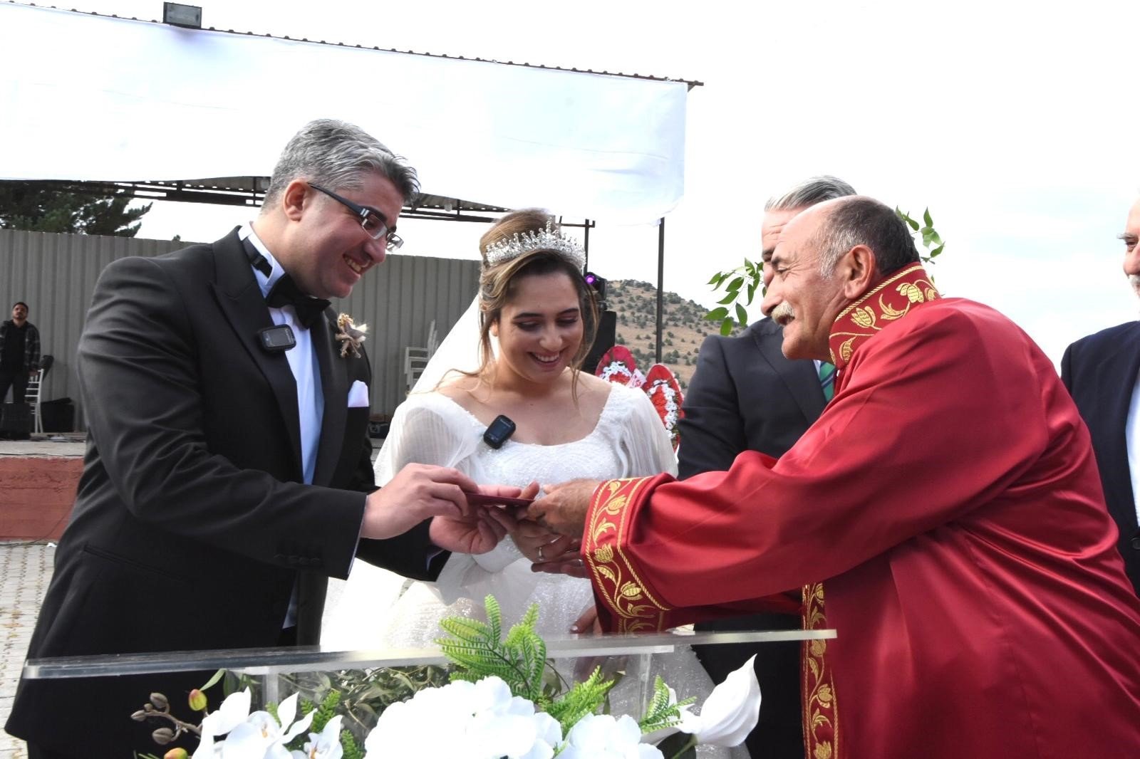 senkayada duygu dolu dugun baskanin kizi evlendi 0 KNuer92X