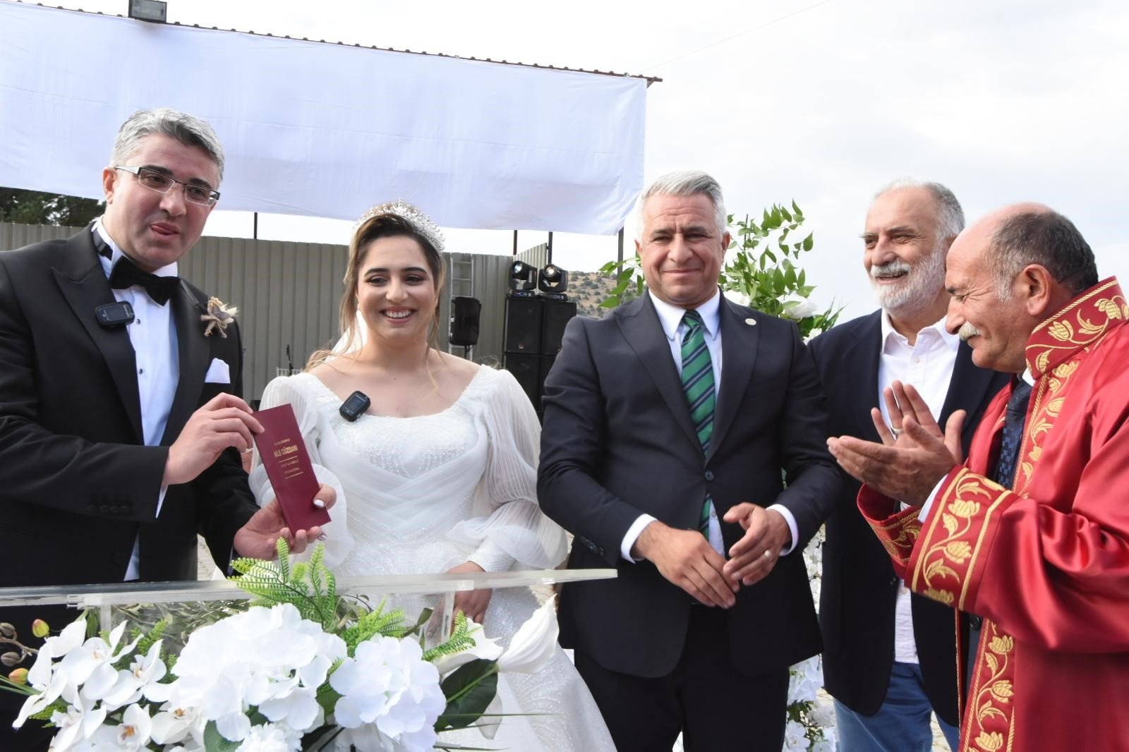 senkayada duygu dolu dugun baskanin kizi evlendi 1 RR1gz4rH