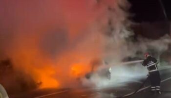 seyir halinde dumanlar cikti otomobil kule dondu EpXs46Zs