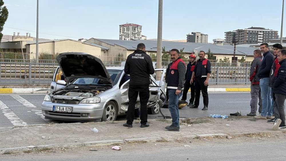 sivasta feci kaza bariyerlere savruldular olu ve yaralilar var 0 u9zzZasj