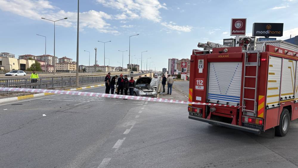 sivasta feci kaza bariyerlere savruldular olu ve yaralilar var 1 8wTUcuDm