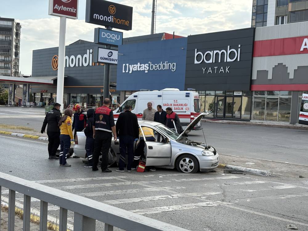 sivasta feci kaza bariyerlere savruldular olu ve yaralilar var 2 vAWVDdyz