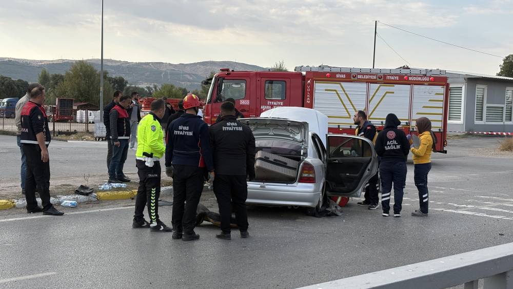 sivasta feci kaza bariyerlere savruldular olu ve yaralilar var 3 J1YVbI13