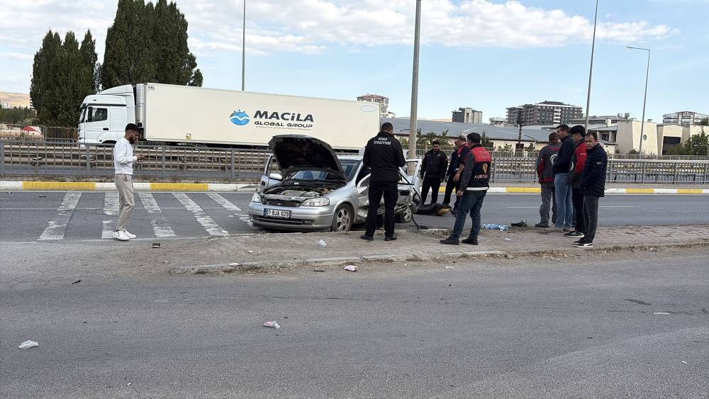sivasta feci kaza bariyerlere savruldular olu ve yaralilar var 4 HquShZ2M
