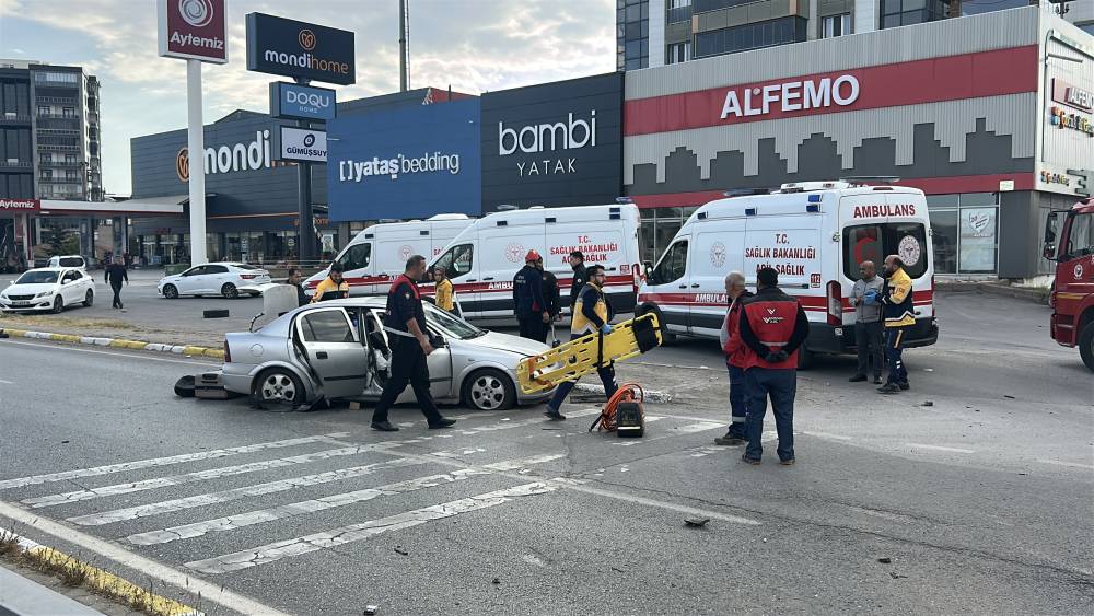 sivasta feci kaza bariyerlere savruldular olu ve yaralilar var 5 Sr9PEh2R