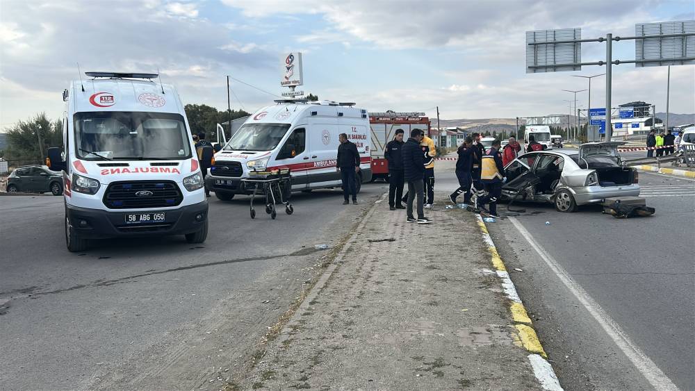 sivasta feci kaza bariyerlere savruldular olu ve yaralilar var 6 Ljp7KlKT