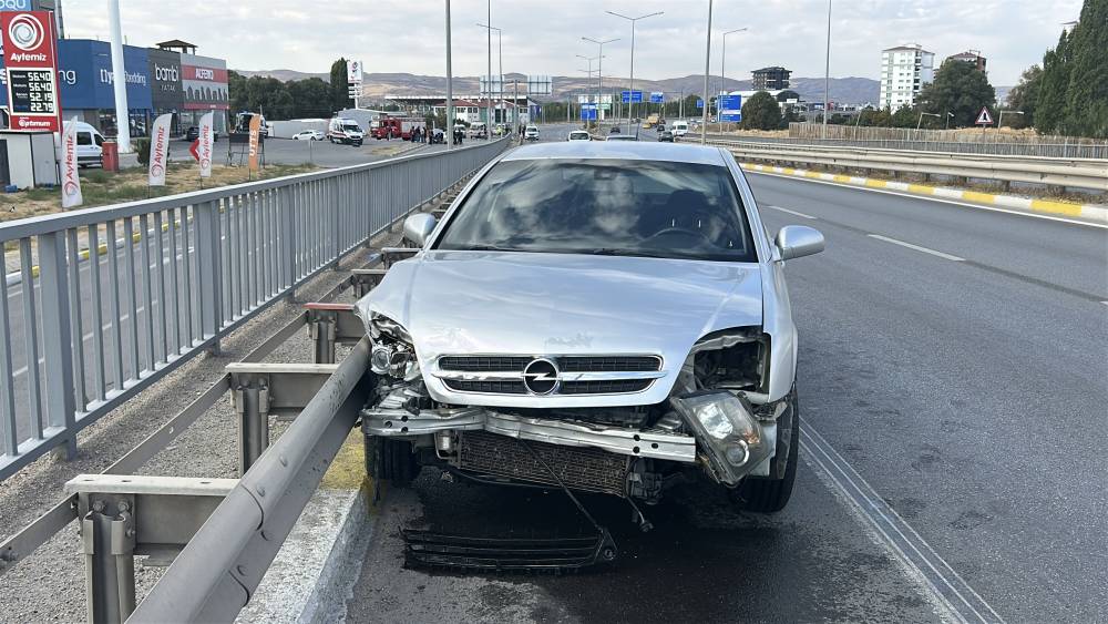 sivasta feci kaza bariyerlere savruldular olu ve yaralilar var 8 l5gUwjzM