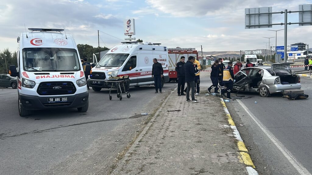 sivasta feci kaza bariyerlere savruldular olu ve yaralilar var zdZdVGHl
