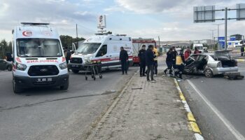 sivasta feci kaza bariyerlere savruldular olu ve yaralilar var zdZdVGHl