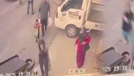sokak ortasinda cinayet esi ve cocugunun yaninda dehset MGIfXQQN