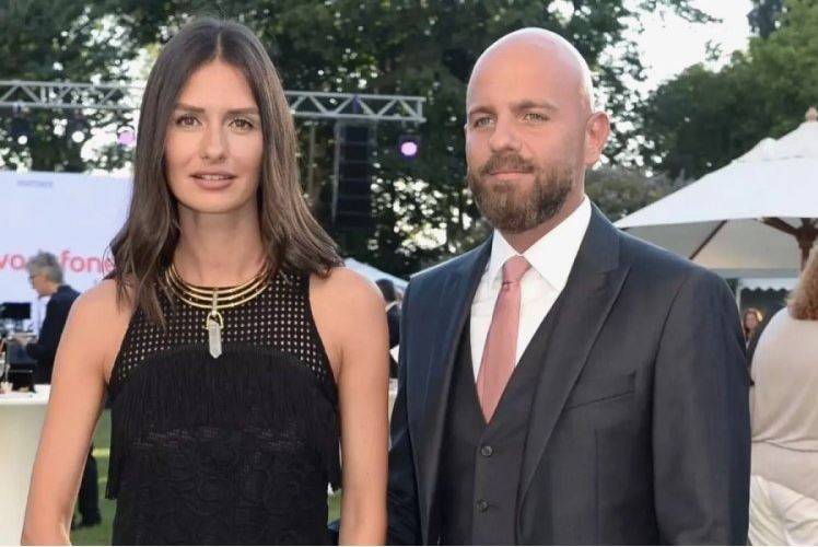 Sosyetenin gözde çifti boşandı: Yasemin Özilhan’dan ‘İhanet’ açıklaması! Magazin dünyası şokta 2 sosyetenin gozde cifti bosandi yasemin ozilhandan ihanet aciklamasi magazin dunyasi sokta 1 bURWV4li