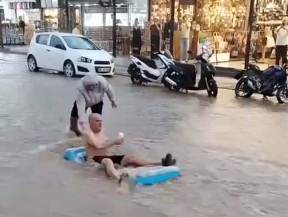 su basan caddeyi havuza ceviren turist saskina cevirdi 1 Cjk9Igjd