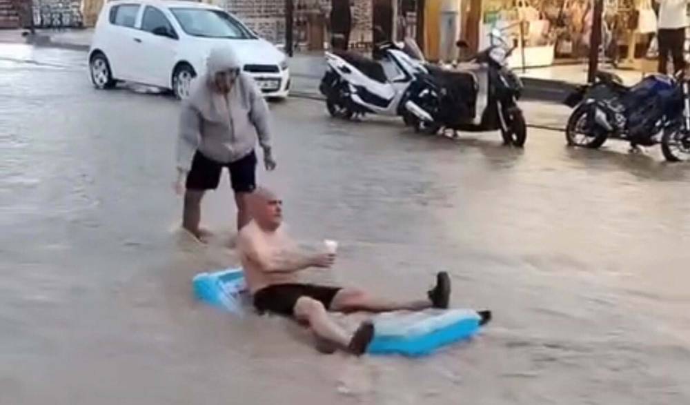 su basan caddeyi havuza ceviren turist saskina cevirdi 2 UkzQaEjm