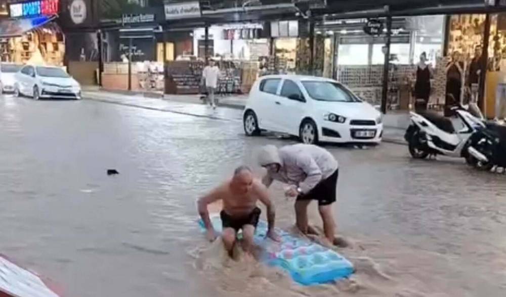 su basan caddeyi havuza ceviren turist saskina cevirdi 3 GuRfPaLh