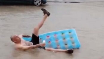 su basan caddeyi havuza ceviren turist saskina cevirdi Petbr3Yn