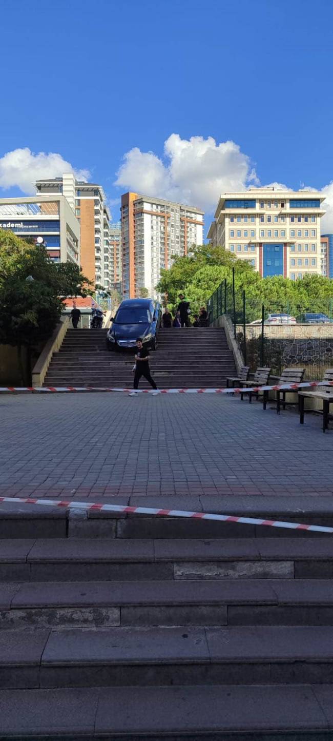 surucu fark etmedigi merdivenlerde asili kaldi 1 9I42TFei