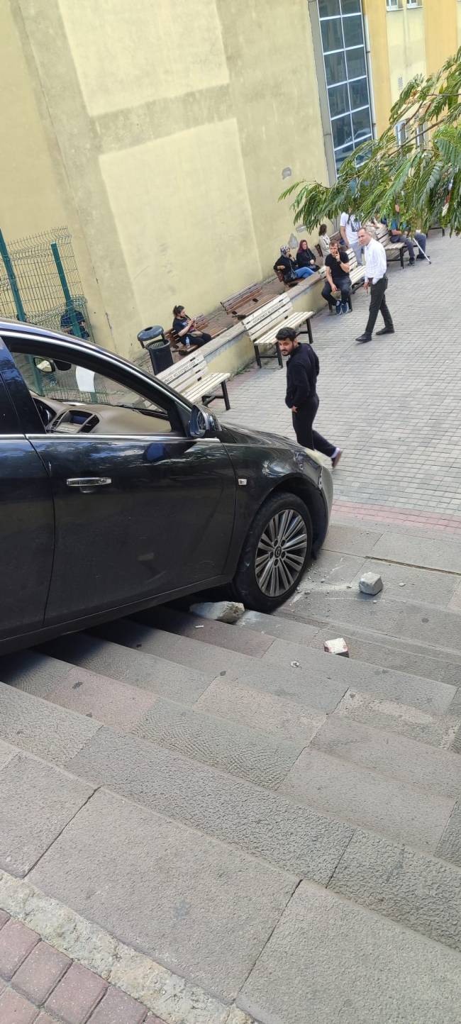 surucu fark etmedigi merdivenlerde asili kaldi 2 LcvFdh4L