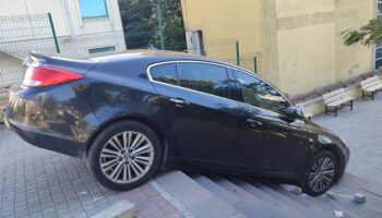 surucu fark etmedigi merdivenlerde asili kaldi d3eRRCAY