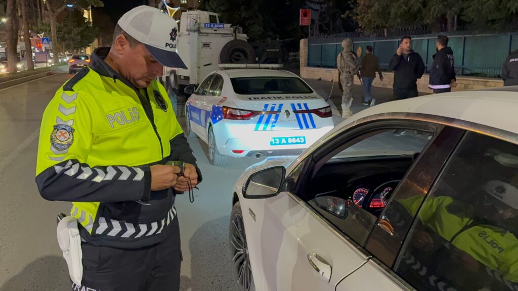 tatvanda aranan sahislara yonelik gece yarisi sok uygulama adUkb33f
