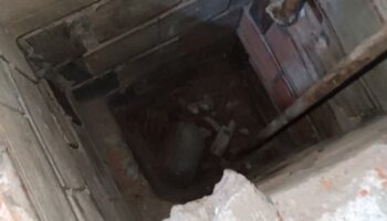 telefonunu almak isterken metrelerce yukseklikten duserek havalandirma boslugunda mahsur kaldi qs9G8pSR