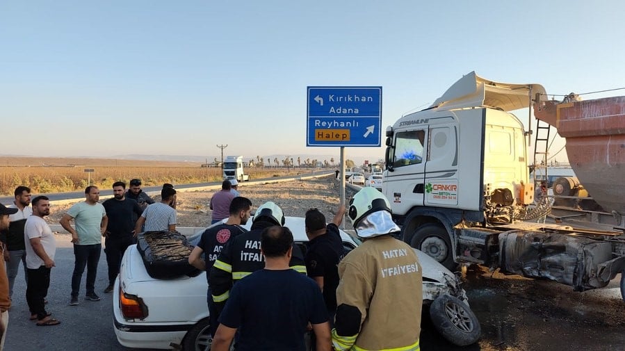 tirla carpisan otomobildeki 2 kisi yaralandi CyiLQlDe