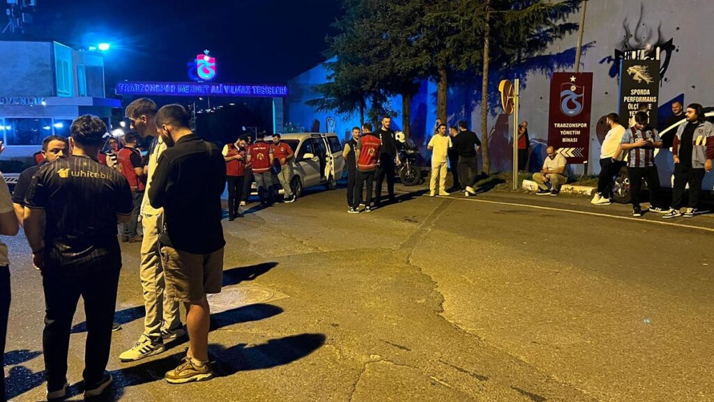 trabzonspor taraftarlari mehmet ali yilmaz tesislerine gitti yonetime buyuk tepki 1Dc8ymi8