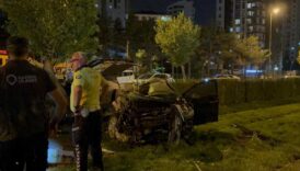 tramvay yoluna ucan otomobil hurdaya dondu PrRUMmk1