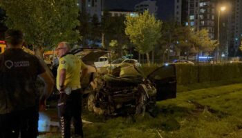 tramvay yoluna ucan otomobil hurdaya dondu PrRUMmk1