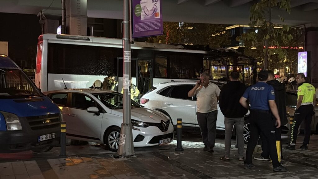 turistleri tasiyan tur otobusu alev alev yandi A3VNJ9fx