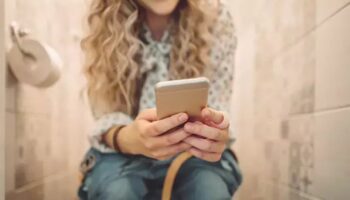 tuvalette telefonla gecen dakikalar basur saciyor 9t1jGTzT