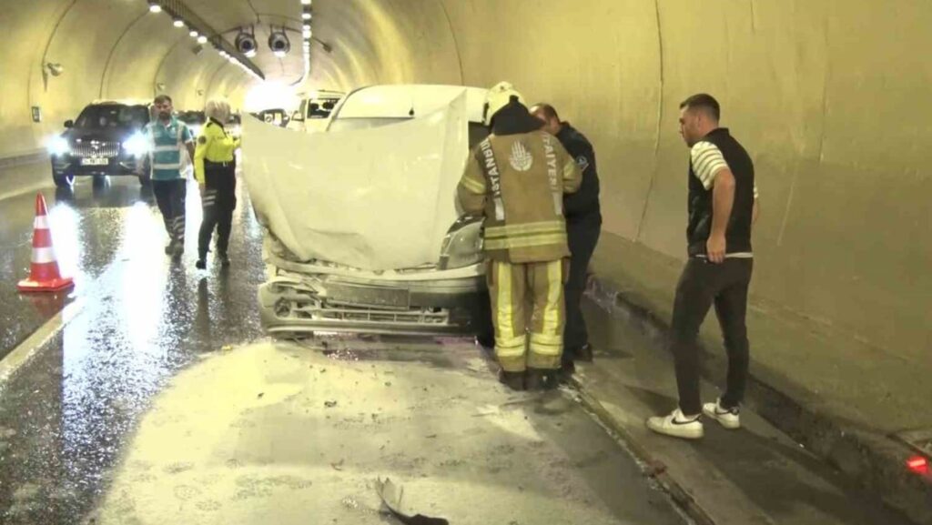 uskudarda tunelde zincirleme kaza kazaya en son karisan arac yandi bk4f922x